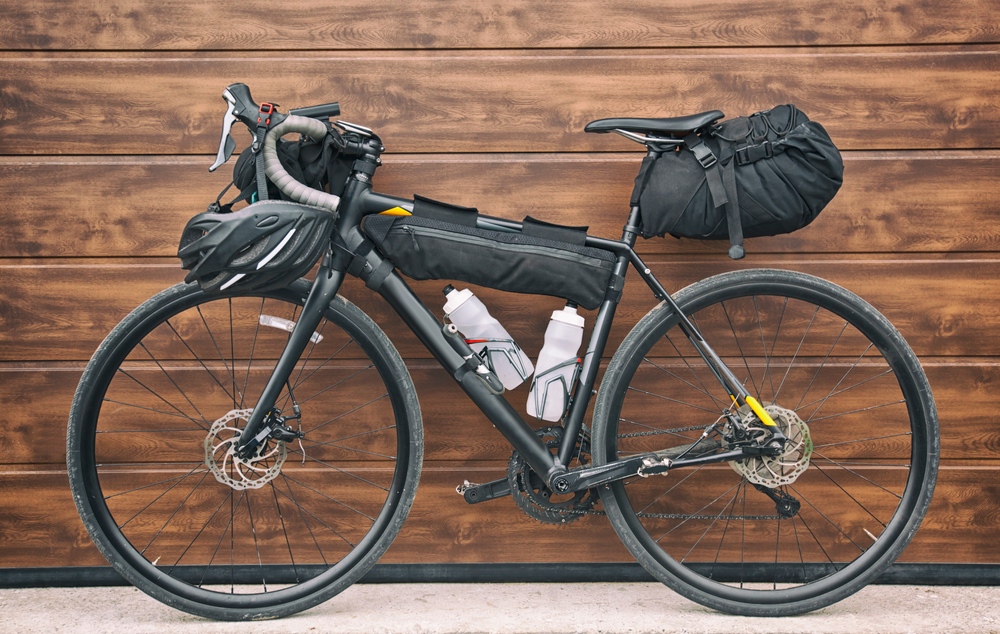Eine Fahrradtasche ohne Gepäckträger befestigen