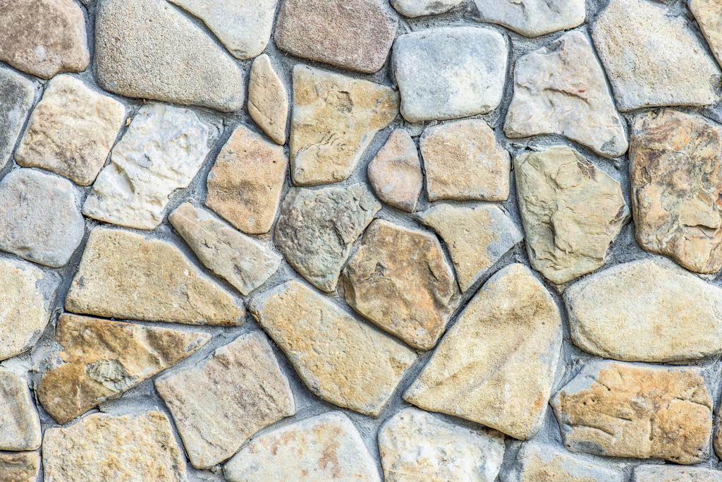Ein Naturstein-Mosaik verfugen