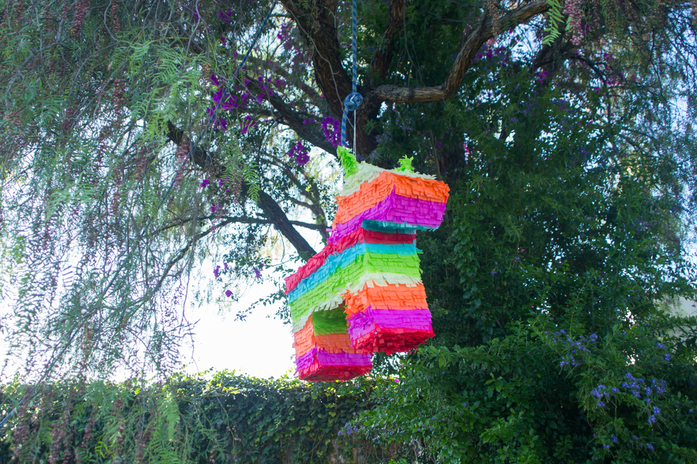 Eine Piñata aufhängen