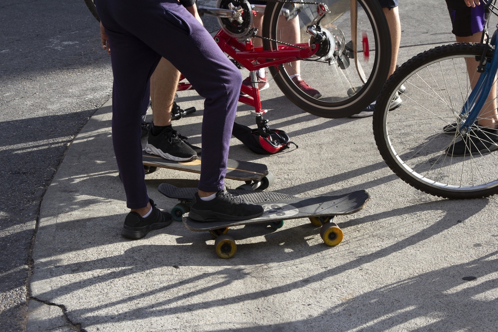 Ein Skateboard am Fahrrad befestigen