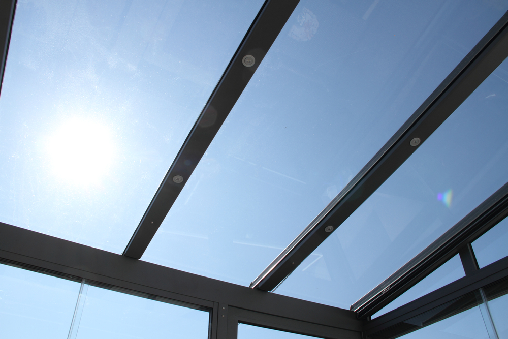 Sonnensegel unter dem Glasdach befestigen