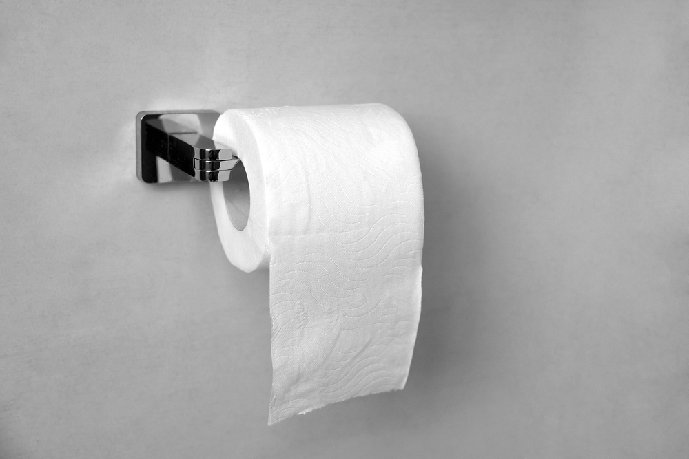 Einen Toilettenpapierhalter kleben