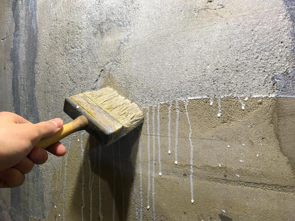 Eine unverputzte Wand versiegeln